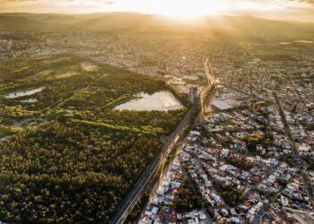 Jueves parcialmente nublado en SLP