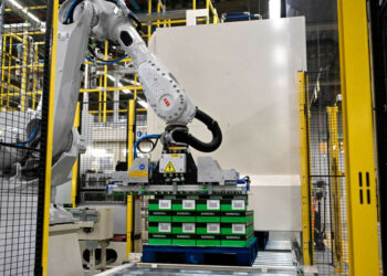 Hombre muere aplastado por un robot industrial; la máquina lo confundió con una caja