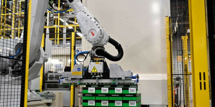 Hombre muere aplastado por un robot industrial; la máquina lo confundió con una caja
