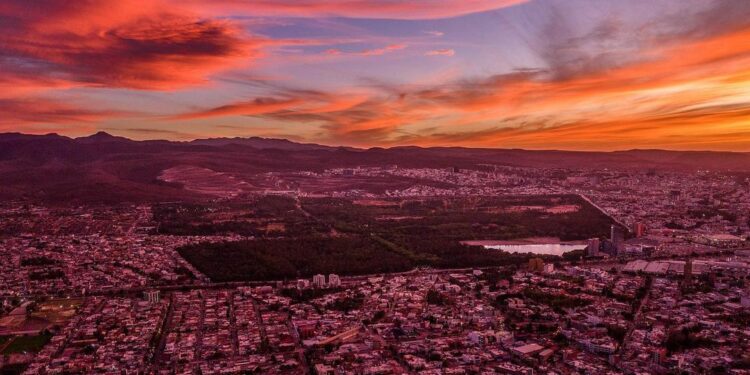 Jueves parcialmente nublado en la capital potosina