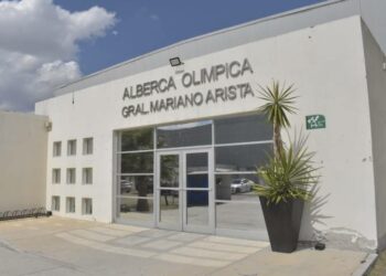 Usuarios de la Alberca Mariano Arista se quejan por cobro del estacionamiento