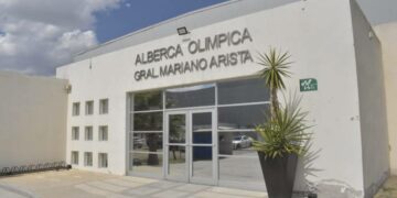 Usuarios de la Alberca Mariano Arista se quejan por cobro del estacionamiento