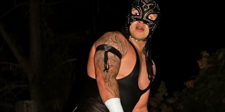“Powerkid”, un luchador que también da batalla en la enfermería para ayudar a la gente