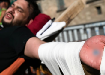 Fuertes imágenes: Hombre se crucifica frente a Palacio Nacional