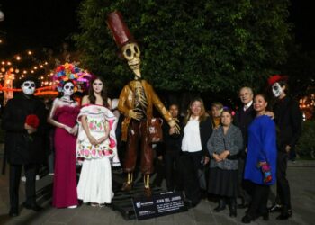 Miles de potosinos disfrutan del Altar de Muertos y Exposición de Calaveras Monumentales en Palacio Municipal