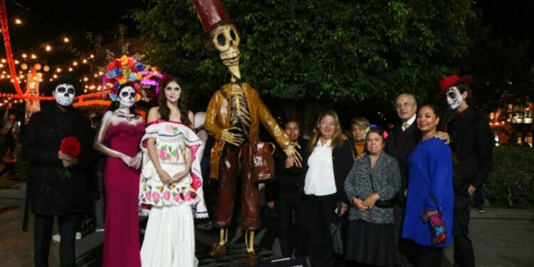 Miles de potosinos disfrutan del Altar de Muertos y Exposición de Calaveras Monumentales en Palacio Municipal