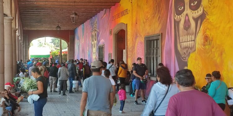 Cientos de familias se dan cita al Panteón del Saucito