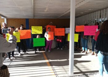 Protestan padres de familia de la escuela “Tipo 21 de Agosto”