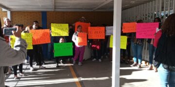 Protestan padres de familia de la escuela “Tipo 21 de Agosto”