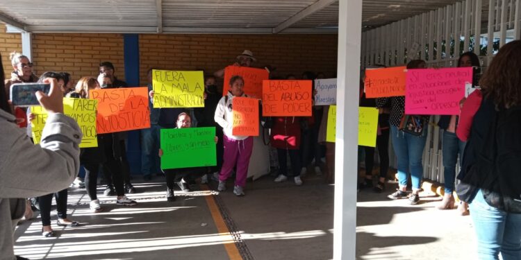 Protestan padres de familia de la escuela “Tipo 21 de Agosto”