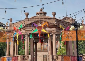 Ya vislumbran las decoraciones navideñas en el Centro Histórico