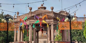 Ya vislumbran las decoraciones navideñas en el Centro Histórico