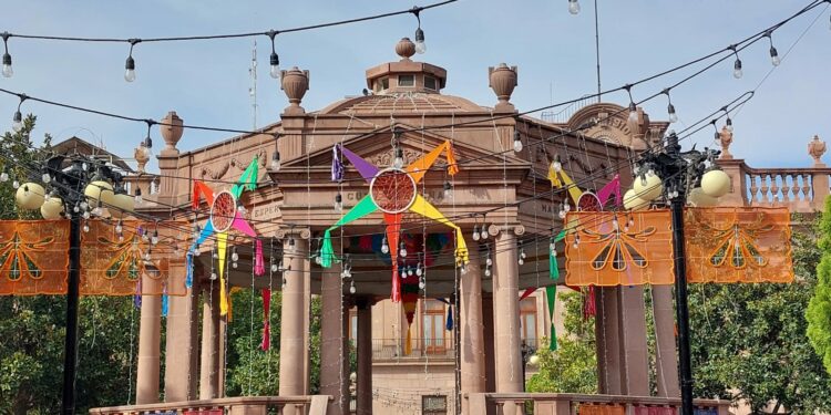 Ya vislumbran las decoraciones navideñas en el Centro Histórico