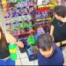 VIDEO: Estudiantes universitarios  roban tienda de abarrotes