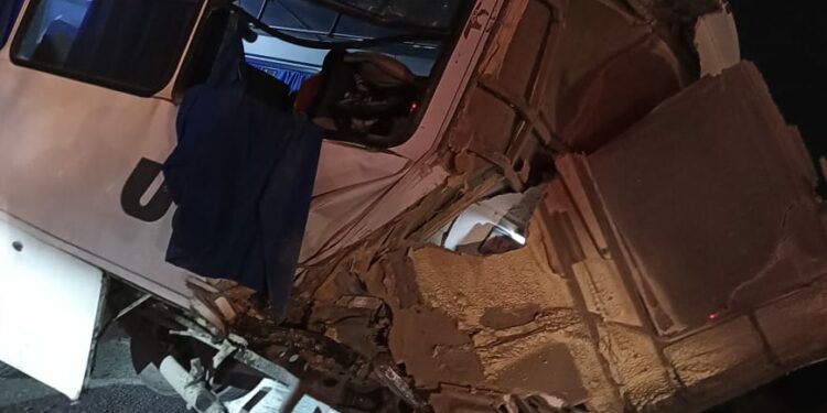 VIDEO: Fuerte accidente de transporte de personal en carretera a Villa de Reyes deja lesionados