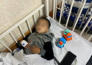 Ahmed de 4 años pierde a sus padres y ambas piernas tras dos bombardeos de Israel en Gaza