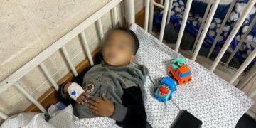 Ahmed de 4 años pierde a sus padres y ambas piernas tras dos bombardeos de Israel en Gaza