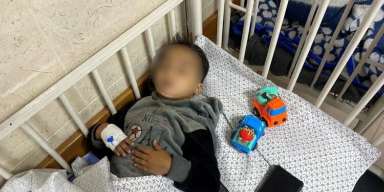 Ahmed de 4 años pierde a sus padres y ambas piernas tras dos bombardeos de Israel en Gaza