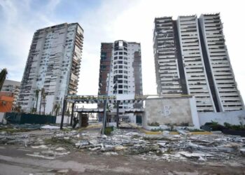 AMLO pacta con Slim y hoteleros reabrir 35 hoteles antes de abril en Acapulco