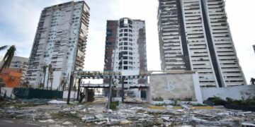 AMLO pacta con Slim y hoteleros reabrir 35 hoteles antes de abril en Acapulco