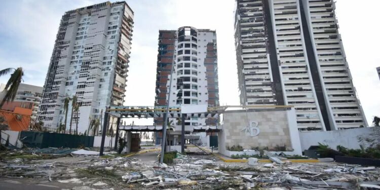 AMLO pacta con Slim y hoteleros reabrir 35 hoteles antes de abril en Acapulco