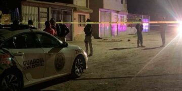 Ejecutan a dos hombres, a uno le prenden fuego
