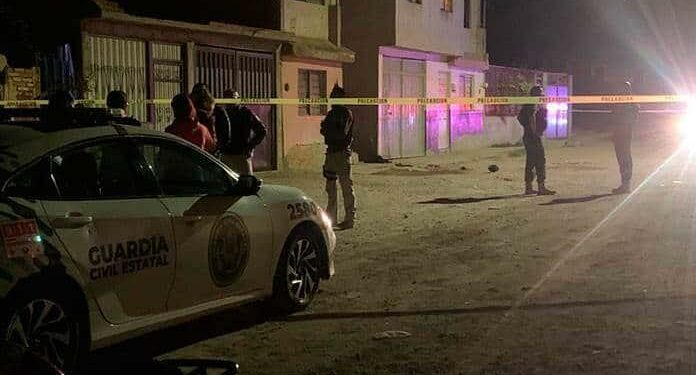 Ejecutan a dos hombres, a uno le prenden fuego
