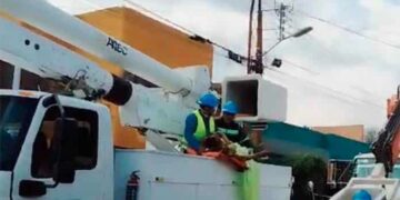 Empalado de la CFE sufrió descarga eléctrica cuando reparaba cableado en la Colonia Bellas Lomas