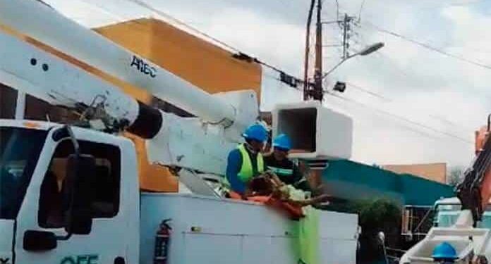 Empalado de la CFE sufrió descarga eléctrica cuando reparaba cableado en la Colonia Bellas Lomas