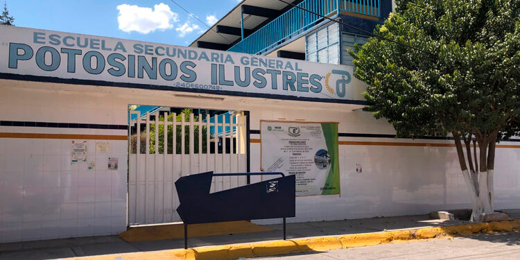 Denuncia que la secundaria Potosinos Ilustres está exigiendo el pago de la cuota voluntaria
