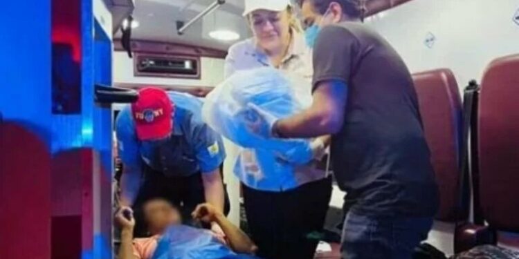 Médicos potosinos asisten a mujer en parto en plena calle de Acapulco