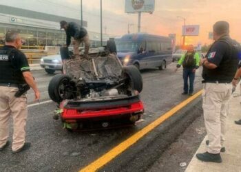 Pareja resultó herida al volcar su automóvil