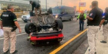 Pareja resultó herida al volcar su automóvil