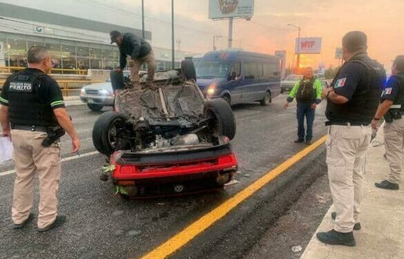 Pareja resultó herida al volcar su automóvil