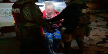 Rescatan a dos adultos mayores de un incendio