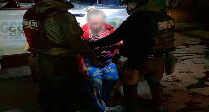 Rescatan a dos adultos mayores de un incendio