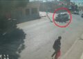 Taxi embiste brutalmente a familia que viajaba en moto en San Luis Potosí; salen volando