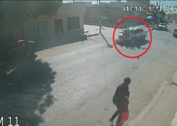 Taxi embiste brutalmente a familia que viajaba en moto en San Luis Potosí; salen volando