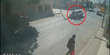 Taxi embiste brutalmente a familia que viajaba en moto en San Luis Potosí; salen volando