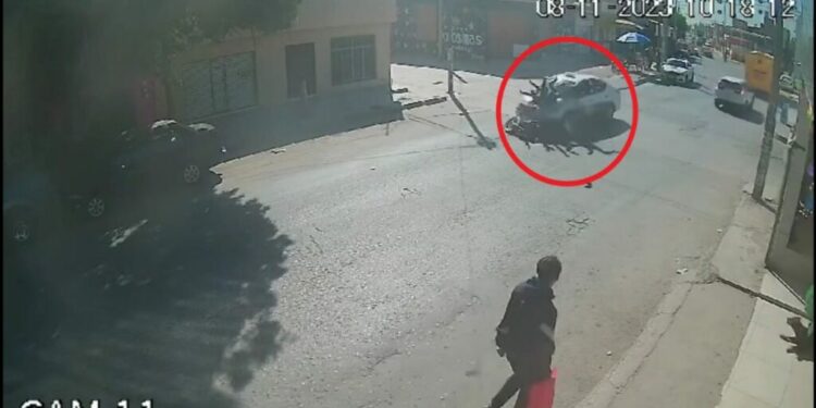 Taxi embiste brutalmente a familia que viajaba en moto en San Luis Potosí; salen volando