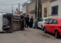 Automóvil choca contra 2 vehículos y acaba volcado