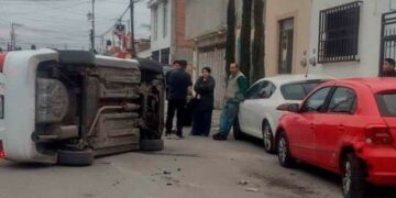 Automóvil choca contra 2 vehículos y acaba volcado