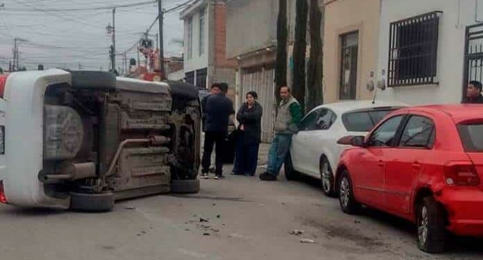Automóvil choca contra 2 vehículos y acaba volcado