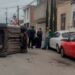 Automóvil choca contra 2 vehículos y acaba volcado