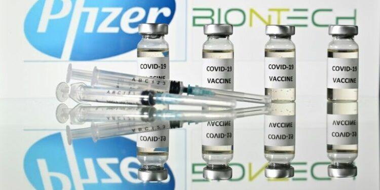 Vacunas COVID en la farmacia: hoy se decide si venderán Pfizer, Astra y Moderna