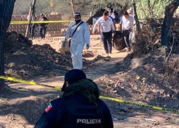 Vigilantes atropellan a 2 asaltantes, uno muere, el otro grave