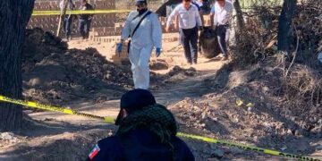 Vigilantes atropellan a 2 asaltantes, uno muere, el otro grave