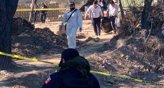 Vigilantes atropellan a 2 asaltantes, uno muere, el otro grave