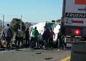 Camioneta donde viajaban aficionadas a la charrería se volcó en la Carretera a Guadalajara