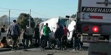 Camioneta donde viajaban aficionadas a la charrería se volcó en la Carretera a Guadalajara